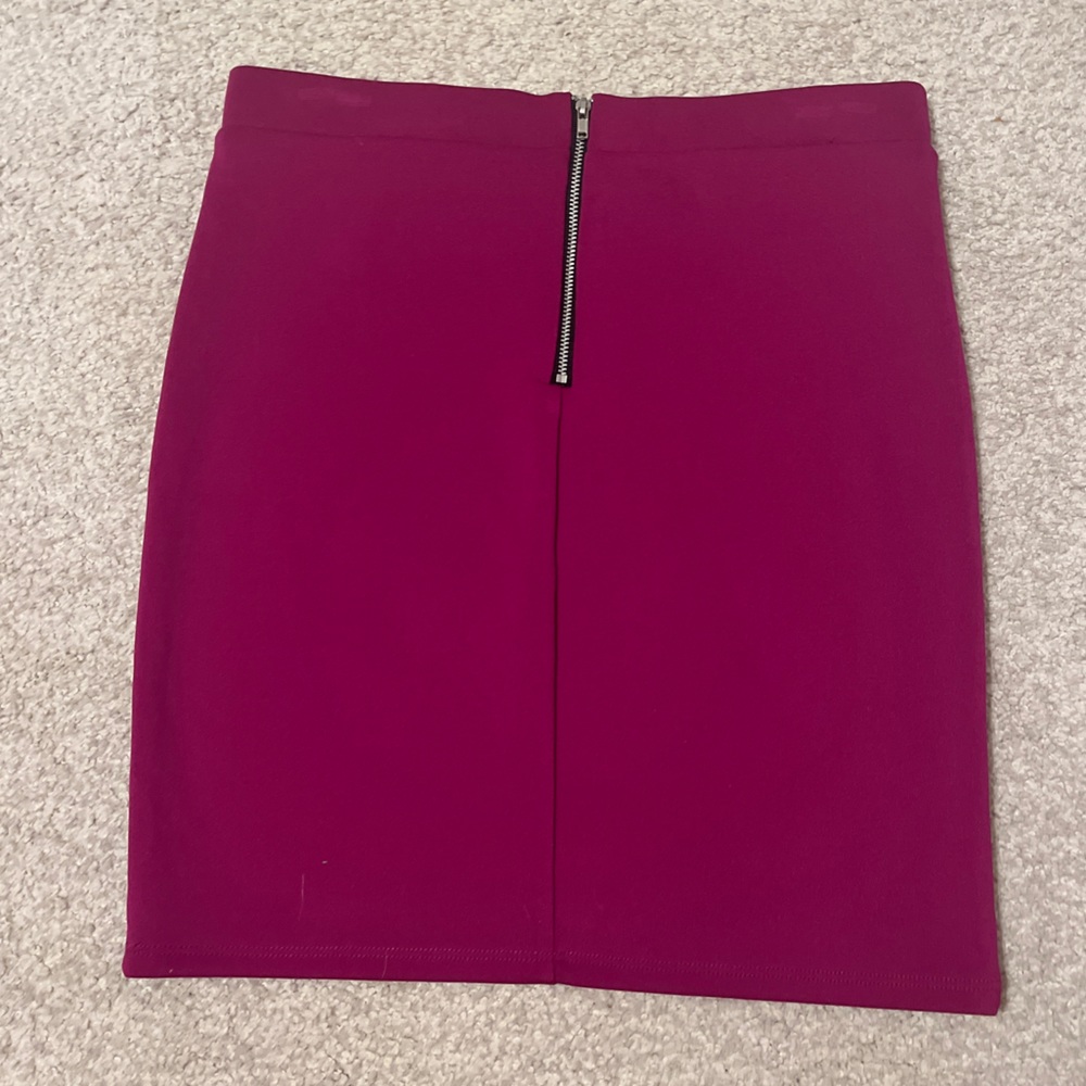NWOT  Beautiful & flattering forever 21 skirt with back side zipper size large
